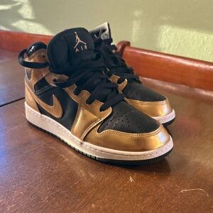 Nike Kids Sneakers Black and Gold mid SE